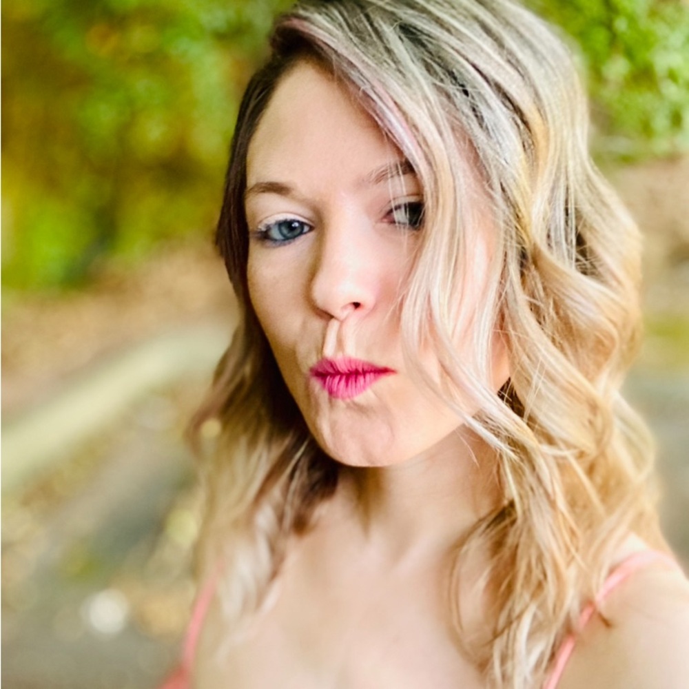 Meet your Seller, Jenny. She's a fast shipper too!